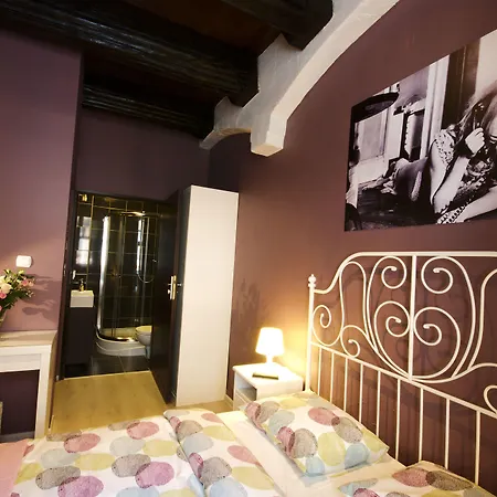 Rosemary's Private Ensuite In Old Town Hostel *